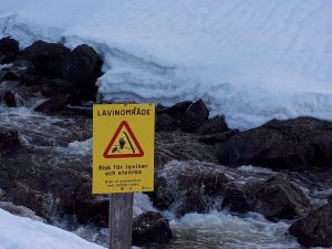 Achtung Schild am Wasserfall